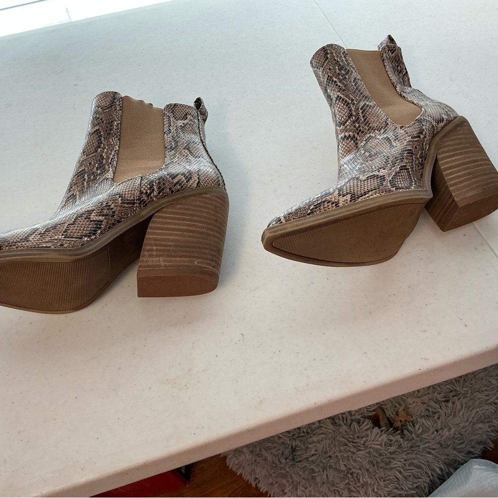 Stylish Snakeskin Pattern Ankle Booties - Picture 3 of 5